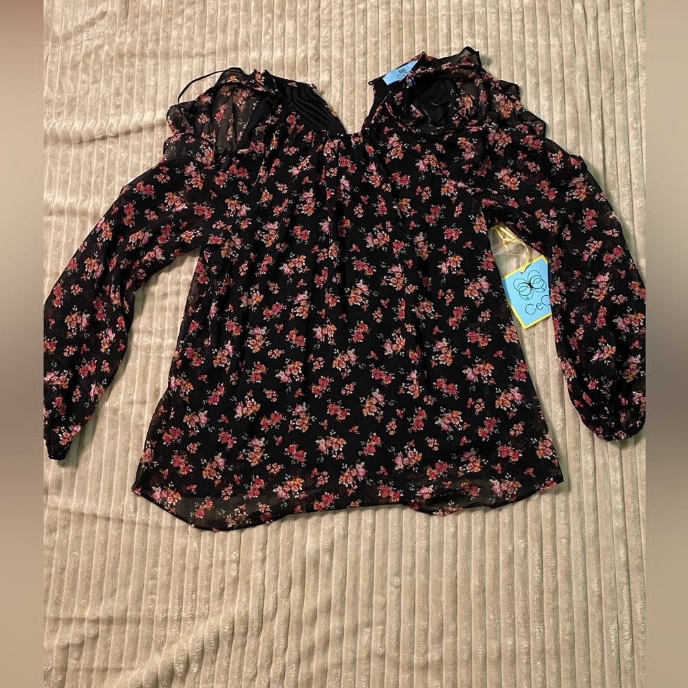 Long Sleeve Floral Open Shoulder Top - L